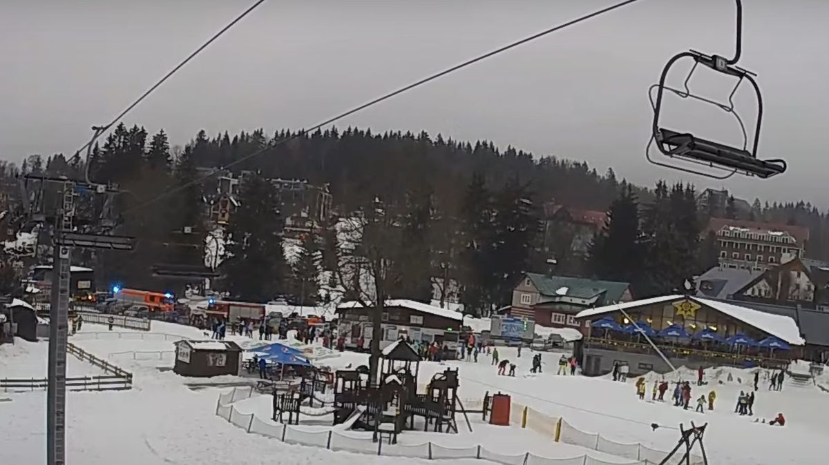 V Harrachově se zasekla lanovka s lyžaři. Horská služba je evakuovala